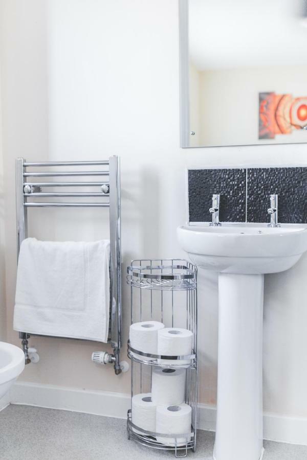 Salford Holiday Apartment Манчестер Экстерьер фото