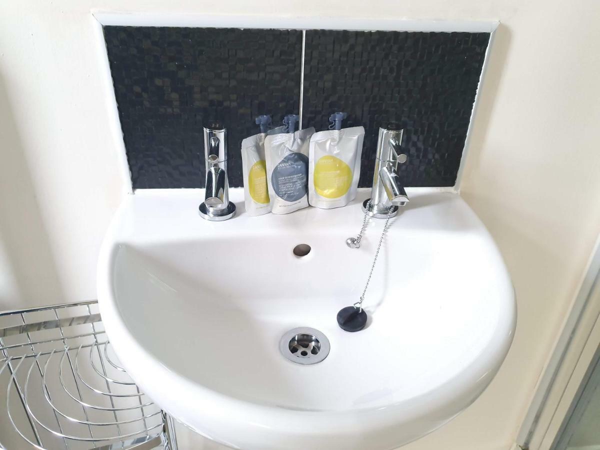 Salford Holiday Apartment Манчестер Экстерьер фото