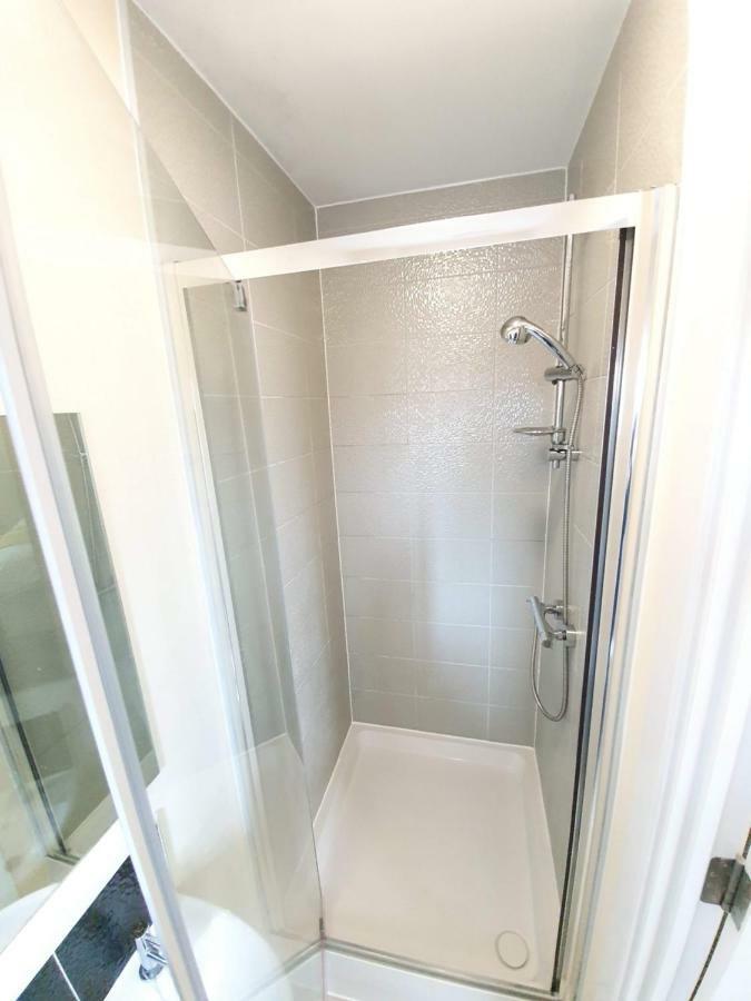 Salford Holiday Apartment Манчестер Экстерьер фото